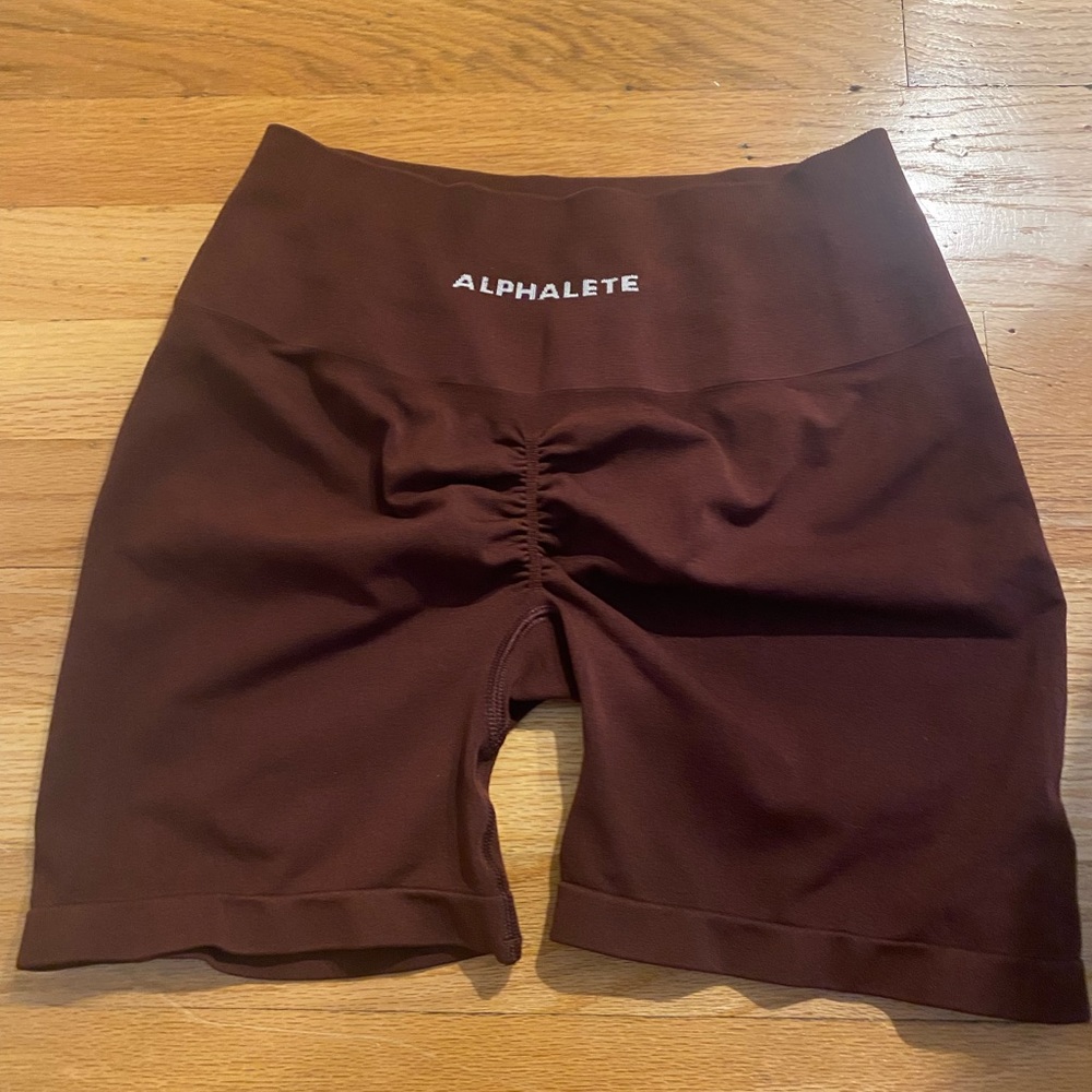 Alphalete amplify 4.5” shorts in color sangria NWOT